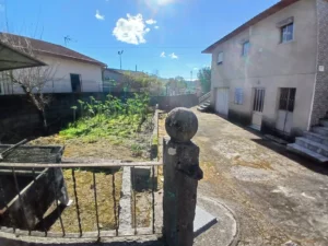 Vende se Moradia T4 para reconstruir ou reabilitar em Airães, Felgueiras junto a escola secundaria de Airães Terreno com aproximadamente 300m2 Area da Moradia com aproximadamente 130m2 Centro da freguesia