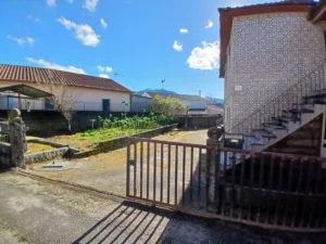 Vende se Moradia T4 para reconstruir ou reabilitar em Airães, Felgueiras junto a escola secundaria de Airães Terreno com aproximadamente 300m2 Area da Moradia com aproximadamente 130m2 Centro da freguesia