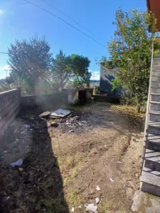 Vende se Moradia T4 para reconstruir ou reabilitar em Airães, Felgueiras junto a escola secundaria de Airães Terreno com aproximadamente 300m2 Area da Moradia com aproximadamente 130m2 Centro da freguesia